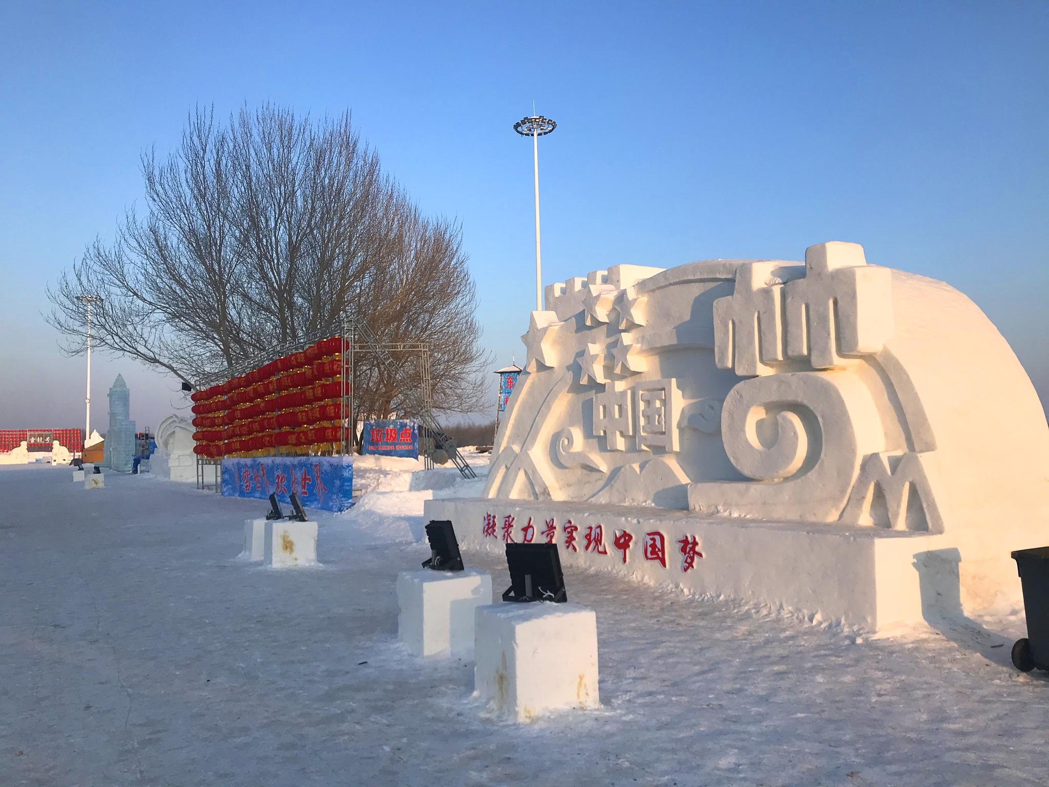 佳木斯黑悟空雪雕爆红：苹果肌新造型引爆网络圈